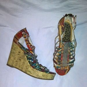 Patterned sandals/wedges